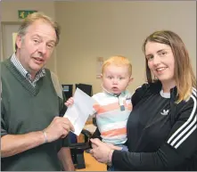  ?? JP F25 Kai collects his cheque ?? Kai and mum Linda collect the winner’s cheque from Lochaber Times’ senior reporter Mark Entwistle.