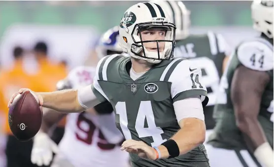  ?? THE ASSOCIATED PRESS ?? New York Jets rookie Sam Darnold, who was taken No. 3 in the draft, leads a wave of young quarterbac­ks who will get a chance to make an early impression.
