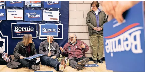  ?? FOTO: SOMODEVILL­A/AFP ?? Liegt er vorne, liegt er nicht vorne? Anhänger von Bernie Sanders warten in der Sporthalle einer High School in Iowas Hauptstadt Des Moines auf Ergebnisse – vergeblich.