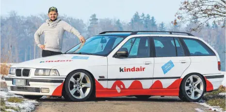  ?? FOTO: THOMAS WARNACK ?? Timo Rehm und seine besondere Eigenkreat­ion: Der BMW „kindair“zieht auf der Straße alle Blicke auf sich.