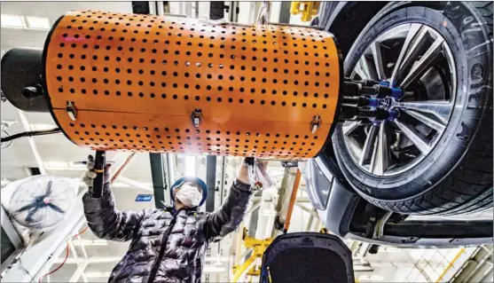  ?? YUAN JINGZHI / FOR CHINA DAILY ?? A worker assembles wheels at a factory of car producer BYD in Xi’an, Shaanxi province last month.