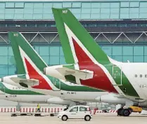  ??  ?? Via i vertici Alitalia finisce commissari­ata Ansa