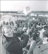  ?? HARRY CABLUCK/AP PHOTO ?? Steelers coach Chuck Noll holds the Vince Lombardi Trophy as the team arrives at a Pittsburgh airport on Jan. 19, 1979 after beating the Cowboys 35-31 in Super Bowl XIII. Noll died Friday at the age of 82.
