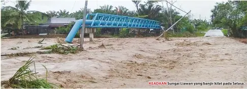  ??  ?? KEADAAN Sungai Liawan yang banjir kilat pada Selasa.