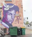  ?? FOTO: DPA ?? Ein Bild des Musikers Prince auf einem Haus in Minneapoli­s.