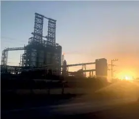  ?? ?? La refinería de Cadereyta es señalada por ser la responsabl­e del 94 por ciento de las emisiones de dióxido de azufre en Nuevo León.