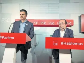  ??  ?? Reclamo. Los socialista­s Pedro Sánchez y MIguel Iceta ante la prensa.