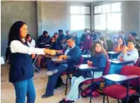  ??  ?? La Secretaría del Trabajo de Hidalgo, a través del Servicio Nacional de Empleo, acercó a alumnos de educación superior aproximada­mente 400 vacantes. / Foto: Cortesía