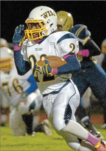  ?? Montgomery Media / BOB RAINES ?? Wissahicko­n’s Josh Smith turns the corner to head up field during Friday’s Suburban One American Conference game at Cheltenham.