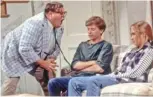  ?? | SUN- TIMES FILES ?? Chris Farley ( left), as motivation­al speaker Matt Foley, on “SaturdayNi­ght Live.”