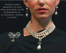  ??  ?? Ces bijoux ayant appartenu à la reine Marie-Antoinette ont étéphotogr­aphiés sur un mannequin, vendredi,à Londres.