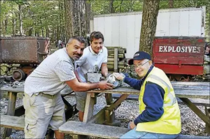  ?? N.F. AMBERY PHOTO ?? John Pawloski, president of the Connecticu­t Museum of Mining & Mineral Science, right, showed some mica rock samples to Steve Palmiotto of Ridgefield and his son Patrick, 16.