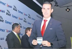  ??  ?? César Ramos, uno de los que recibió su gafete FIFA