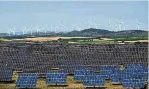  ?? Foto: AFP ?? Spätestens 2025 sollen erneuerbar­e Energien Kohle als wichtigste Stromquell­e ablösen.