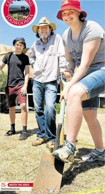  ?? thechronic­le.com.au
PHOTO: NEV MADSEN ?? DIGGING DEEP: Jessica O’Loghlen, 13, River Evison, 16, and Professor Bryce Barker prepare to dig at the Royal Bulls Head Inn.