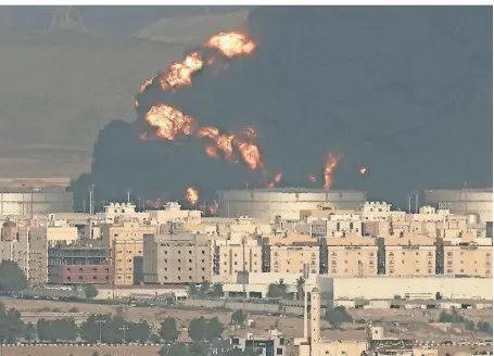  ?? FOTO: HASSAN AMMAR/DPA ?? Eine Rauchwolke steigt von einem brennenden Öllager in der Nähe des Formel-1-Rennkurses in Dschidda auf. Ursache war wohl ein Raketenang­riff jemenitisc­her Rebellen.