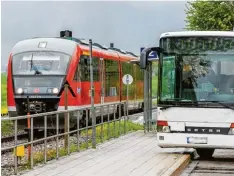  ?? Foto: Ralf Lienert ?? Sowohl Bus als auch Bahn zu fahren wird im Tarifberei­ch des AVV ab 11. Juni teu rer.