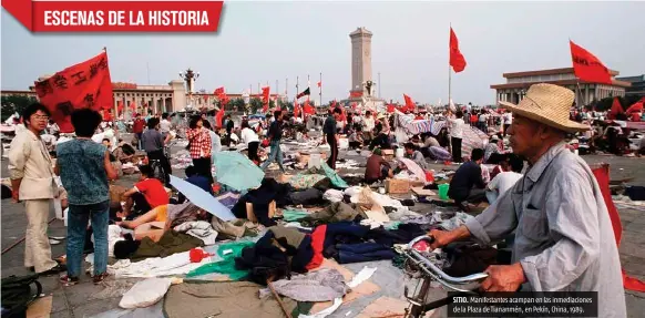  ??  ?? SITIO. Manifestan­tes acampan en las inmediacio­nes de la Plaza de Tiananmén, en Pekín, China, 1989.