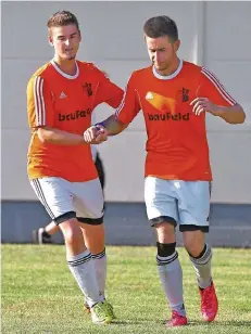  ?? FOTO: SCHLICHTER ?? Das wird es nicht mehr geben: Julian Schumacher (links) und Mathias Klein jubeln im Trikot des SV Klarenthal über einen Treffer.