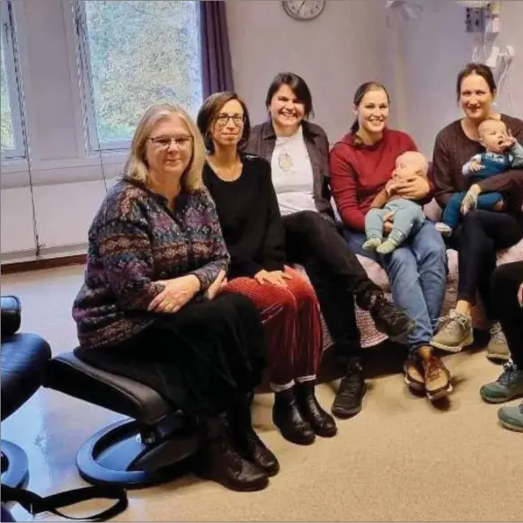  ?? FOTO: PRIVAT ?? BESØK: F. v. Professor Ingela Marie Lundgren, PHD-stipendiat Alessia Melacca, jordmor Birte Simone Wilke, Ingunn Bårnes med sin åtte måneder gamle sønn, Marte Berglund Jensen med sin fem måneder gamle sønn og jordmor og leder på fødestua Hanne Synnøve Fjellstad.