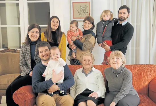  ?? Santiago filipuzzi ?? Tuntén, como le dicen sus conocidos, junto a sus familiares, en su casa de Beccar