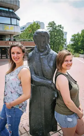  ?? BAUER, FOTO; H.-J. ?? Die Studentinn­en Sophie Thiele (l.) und KristinaGo­rytzka verdienen sich beideneben­dem Studium etwas dazu – nicht als Bonus, sondern weil das Bafög nicht ausreicht.