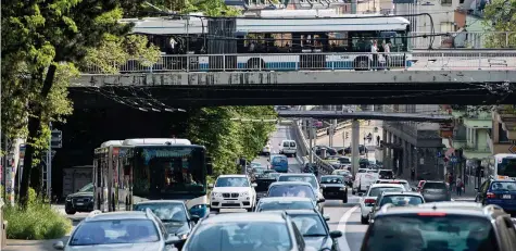  ?? KEY ?? Neue Einnahmequ­ellen sollen her: Das Verkehrsde­partement will die Treibstoff­abgaben durch fahrleistu­ngsbezogen­e Gebühren ersetzen.