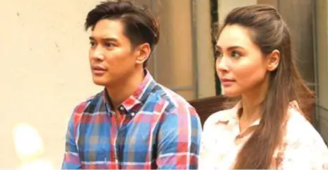  ??  ?? Luis Alandy as GMA 7’s resident meteorolog­ist Nathaniel “Mang Tani” Cruz and Gwen Zamora as Gloria.