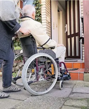  ?? FOTO: MASCHA BRICHTA ?? Schon wenige Stufen können für Rollstuhlf­ahrer zum großen Hindernis werden. Der barrierefr­eie Umbau von Immobilien wird gefördert.