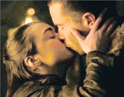  ?? HBO ?? El beso entre Maisie Williams, en el papel de Arya Stark, y Joe Dempsie (Gendry) en Juego de tronoshbo