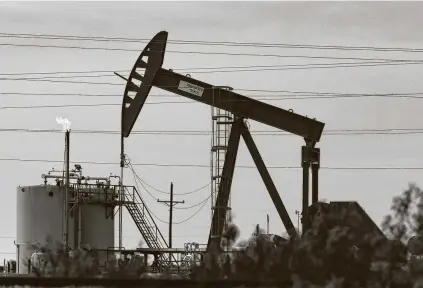  ?? Elizabeth Conley / Staff photograph­er ?? As oil prices approach $30 a barrel, shale drillers are signaling they might kick up production.