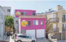  ?? — AFP ?? View of the pink emoji house that has become embroiled in a feud between neighbours in Manhatten Beach.