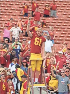  ?? PHOTOS BY KIRBY LEE, USA TODAY SPORTS ?? Southern California’s Jake Olson, who is blind, executed longsnappi­ng duties for an extra-point kick vs. Western Michigan.