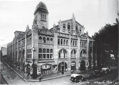  ?? BIBLIOTECA PÚBLICA PILOTO- CORTESÍA CINE COLOMBIA FOTOS JORGE OBANDO, ARCHIVO ?? El Teatro Junín funcionó en el primer piso del edificio del Hotel Europa