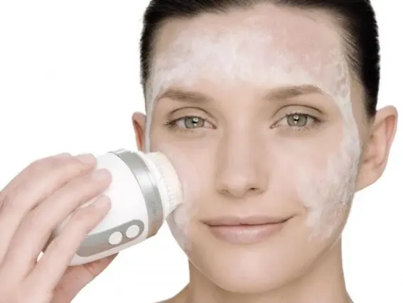  ??  ?? Pores for thought: Clarisonic has cornered the market in smart skin cleansers