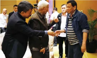  ??  ?? RESPECTED STATESMAN. President Rodrigo Roa Duterte greets Senate President Aquilino 'Koko' Pimentel III and former Senator Aquilino 'Nene' Pimentel Jr. prior to the start of the meeting with officials from the Partido Demokratik­o Pilipino-Lakas ng Bayan (PDP-Laban) at the Diamond Hotel in Manila on August 9, 2018. Joining the President is Sec. Bong Go of the Office of the Special Assistant to the President. (Presidenti­al photo)