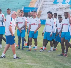  ??  ?? ESTRATEGA. Keosseián en su primera charla con los jugadores.