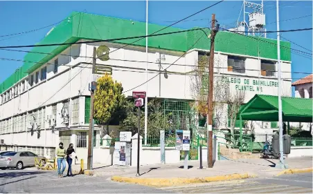  ??  ?? Los padres señalaron que los cobros son injustos, siendo que los alumnos no acuden al plantel