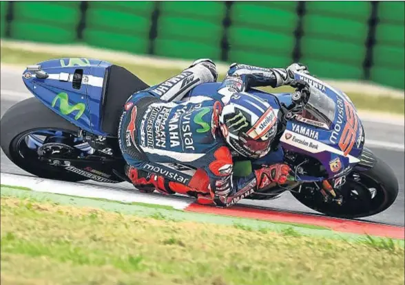  ?? ALBERTO PIZZOLI / AFP ?? Jorge Lorenzo dio un paso atrás en su lucha por el título al caerse cuando faltaban ocho vueltas, después de haber cambiado de moto