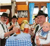  ??  ?? Ein Prosit! Die Mitglieder der „Böhmfelder Bergbläser“stießen im Festzelt nach dem Umzug an.