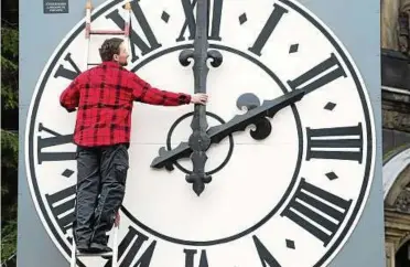  ??  ?? Müssen die Deutschen bald nicht mehr an der Uhr drehen?Foto: dpa Picture-Alliance / Sebastian Kahnert