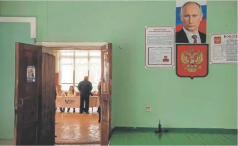  ?? // AFP ?? Un hombre se registra para votar en Donetsk, región ocupada por los rusos en Ucrania