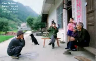  ??  ?? Zhao Pinfeng (center) passed away from lung disease in 2018