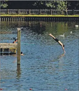  ?? MATT DUNHAM / AP ?? Un bañista se zambulle en Hampstead Heath