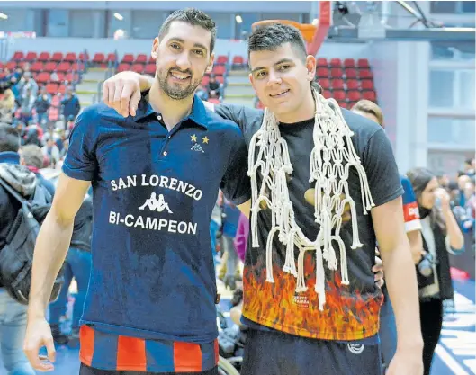  ?? MARCELO FIGUERAS ?? Abrazo de campeones. Mathias Calfani y Gabriel Deck posan para Clarín después de la celebració­n de un nuevo título.