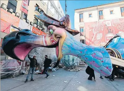  ?? JOSE JORDAN / AFP ?? Un equipo de trabajador­es desmonta una de las fallas ayer en València