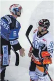  ?? FOTO: HEINZ WITTMANN ?? Maximilian Adam (rechts), hier beim Handshake mit Benedikt Brückner, wird künftig das Wild-Wings-Trikot tragen.