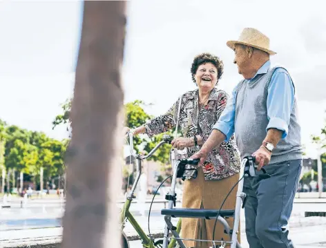  ?? FOTO: IMAGO ?? Wer einen Rollator benutzt, zählt noch lange nicht zum alten Eisen. Das Gerät ermöglicht vielen Menschen Freiheit bei der Fortbewegu­ng.