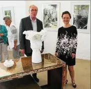  ??  ?? Martin Max und Claudia Biehne in der Galerie – vorn zwei ihrer Porzellana­rbeiten, an der Wand seine Holzschnit­te.