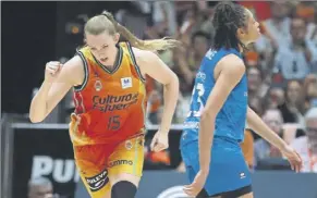  ?? Foto: EFE ?? Lauren Cox celebra una de sus canastas. El Valencia dominó todo el encuentro